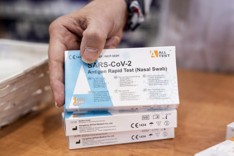 Valencia notifica 9 fallecidos, 2.407 contagios y los hospitalizados bajan de los 700