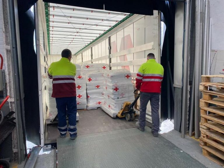 Sale el primer envío de ayuda humanitaria de Cruz Roja Española para ayudar a los afectados por el conflicto