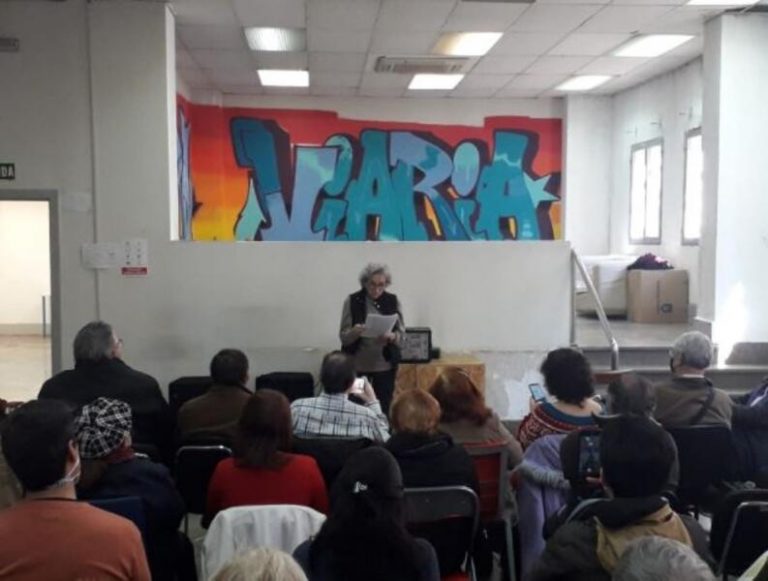 Un centenar de poetas recitan en Madrid versos en contra la guerra y para intentar «retomar el diálogo»