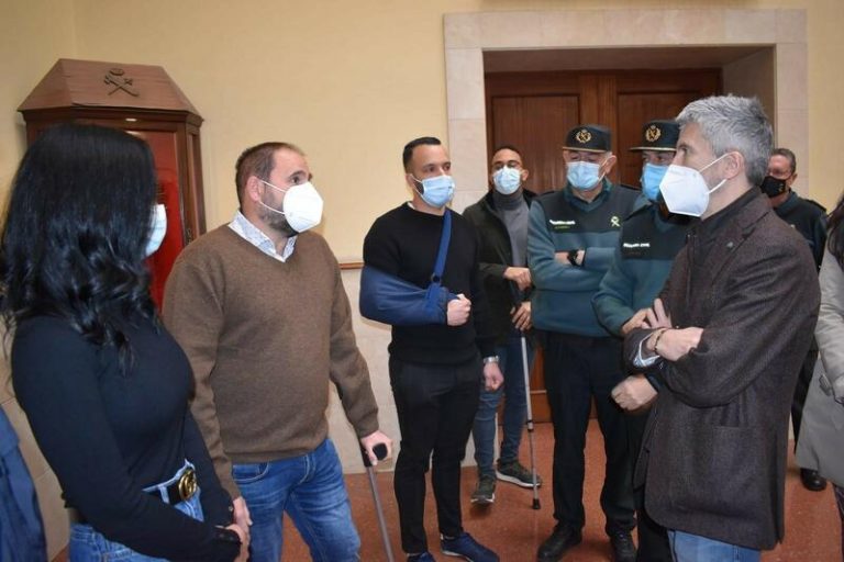 Marlaska visita a los 53 agentes heridos en Melilla por los saltos «extremadamente violentos» en la valla