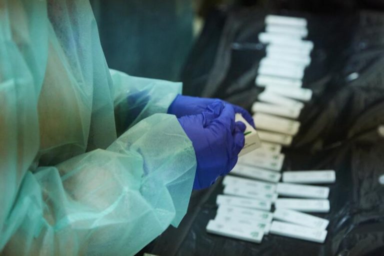 Bajan a un centenar los nuevos contagios en Cantabria, aunque crecen ligeramente los hospitalizados