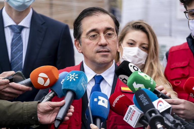Albares: «Estamos intentando ayudar al pueblo y a la democracia en Ucrania»