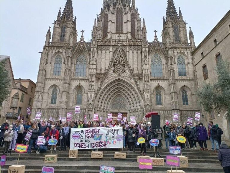 Casi 200 personas exigen en Barcelona «igualdad» para la mujer en la Iglesia
