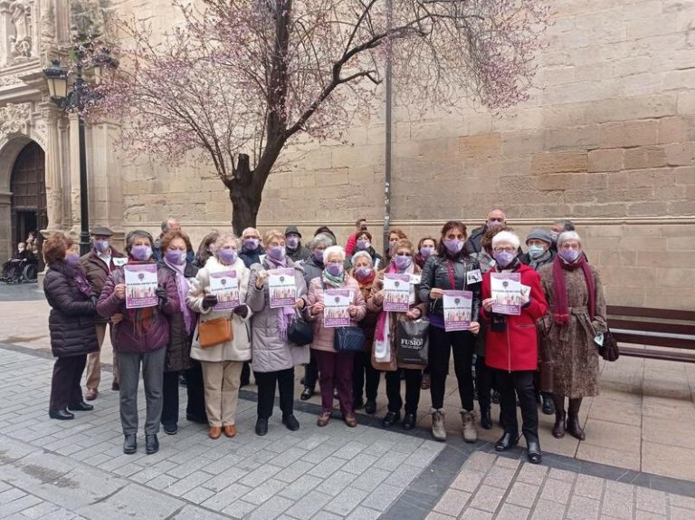 Logroño acoge a las puertas de La Redonda una concentración para pedir «igualdad» hacia la mujer en la Iglesia