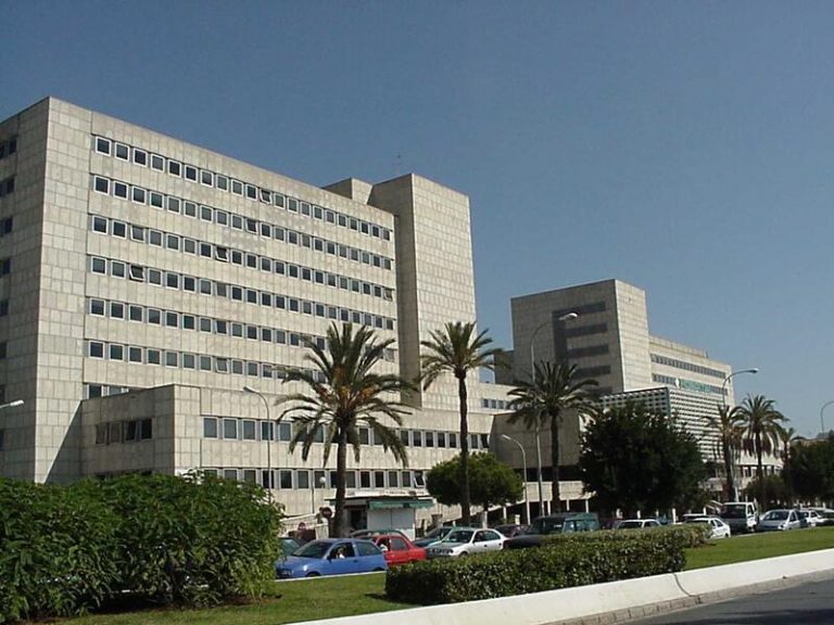 El menor de 12 años herido tras caer de un tejado en Málaga, grave en la UCI