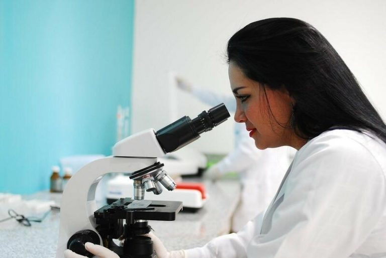 Las mujeres ya desempeñan casi la mitad de los puestos directivos de la industria farmacéutica
