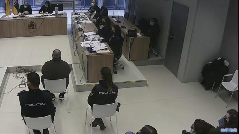 Ministerio Fiscal y defensa acuerdan que el acusado de matar a su madre es culpable con la atenuante psíquica