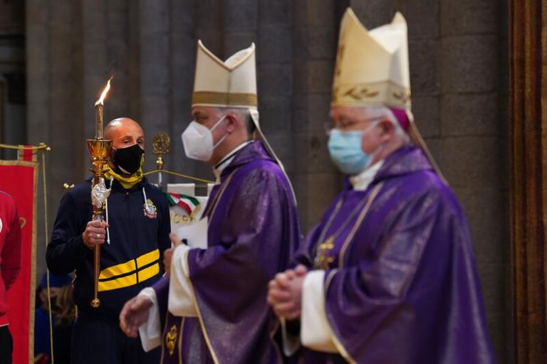 La Antorcha Benedictina arde en la Catedral de Santiago para pedir la paz