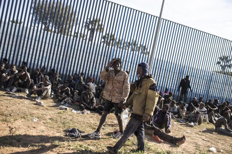La actuación policial impide un nuevo intento de saltar la valla de Melilla por parte de 1.000 migrantes