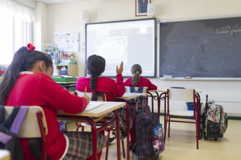 ONUSIDA pide que se asegure de que «todas las niñas sean educadas y empoderadas»