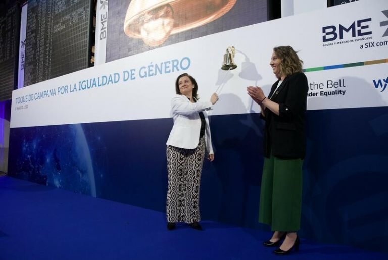La Bolsa española abre la sesión con un toque de campana por la igualdad de género