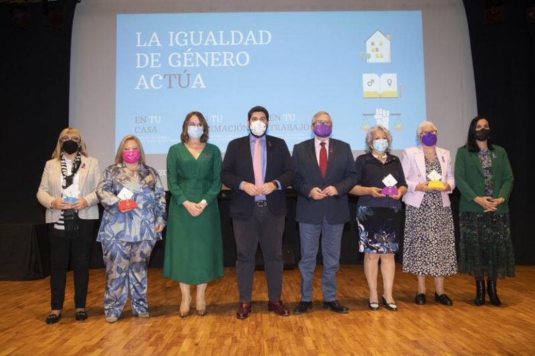 López Miras: «Hay que llevar a la realidad la igualdad entre mujeres y hombres que ya recoge la Ley»