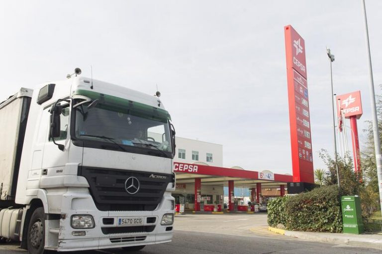 Los transportistas advierten de «desabastecimiento» si el Gobierno no actúa sobre los precios de la gasolina
