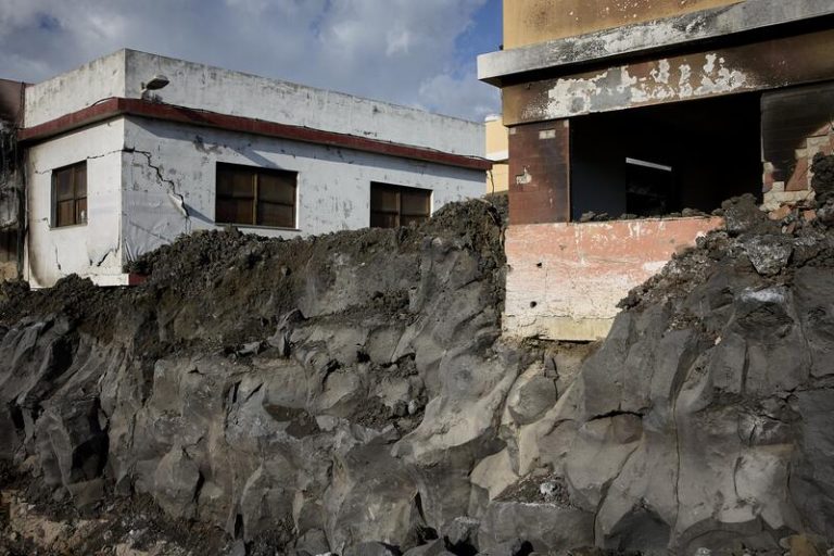 El Parlamento de Canarias pide que se cancelen las deudas hipotecarias sobre las viviendas arrasadas por la erupción