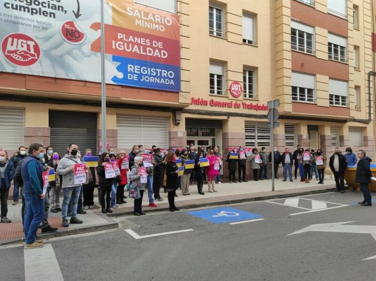Trabajadores se concentran en toda España ante sus centros de trabajo para decir ‘no a la guerra’