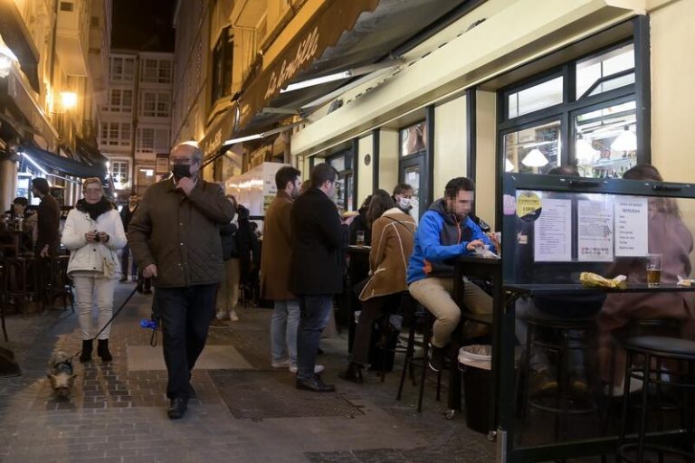 España suma 21.936 casos y 133 muertes con COVID-19, mientras la incidencia baja 5 puntos hasta 430