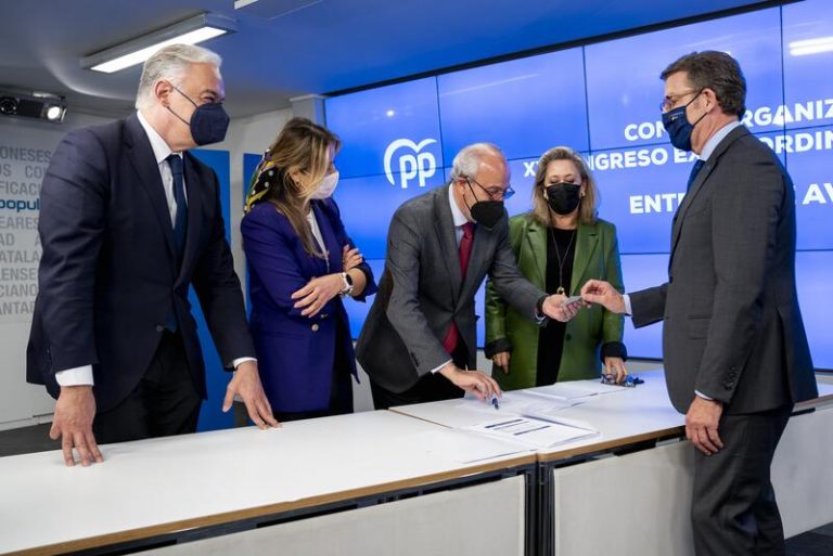 Feijóo, tras presentar más de 55.000 avales: «Estamos preparados para construir un equipo, un proyecto y un Gobierno»
