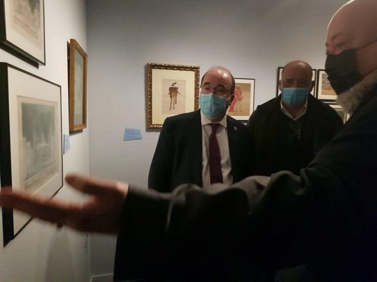 Iceta inaugura la exposición dedicada a los diseños de José Luis López Vázquez