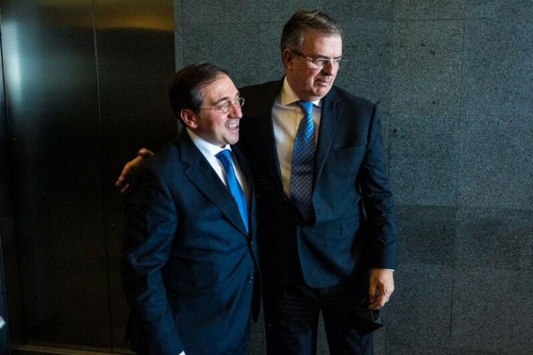 Albares escenifica con un abrazo a Ebrard la «relación privilegiada» con México