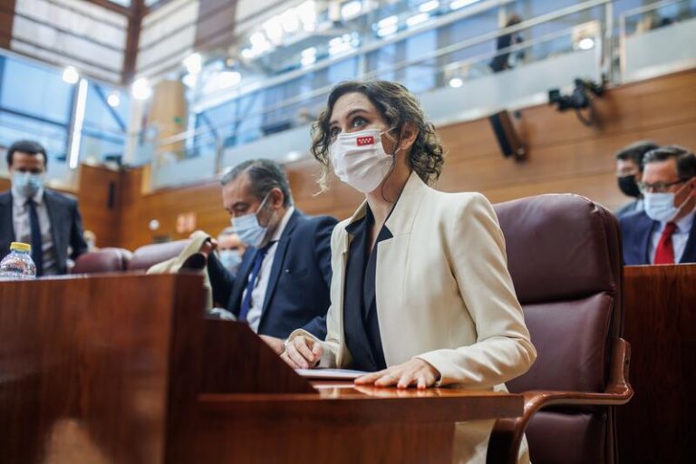 Ayuso se enfrentará en el Pleno de la Asamblea a las preguntas de la izquierda sobre el contrato vinculado a su hermano