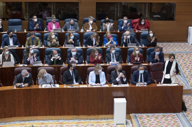 Ayuso acusa a Podemos de impulsar un «feminismo de pijos» mientras atacan a su hermano, su padre y su expareja