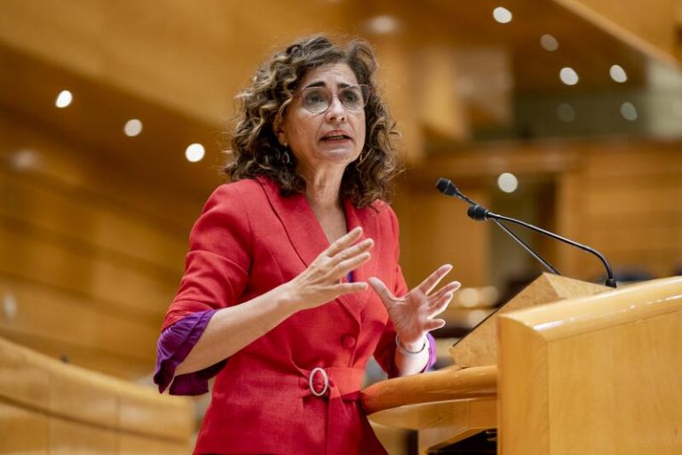 Montero «no descarta» ninguna medida para rebajar «lo antes posible» los precios energéticos