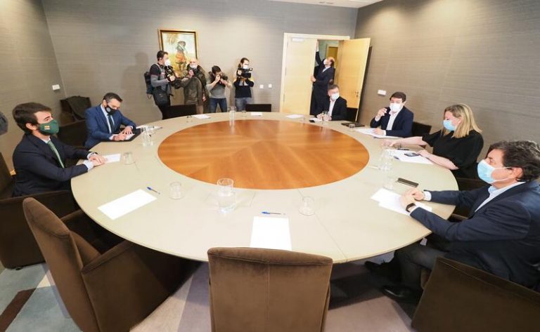 PP y Vox llegan a un acuerdo en Castilla y León para un Gobierno «estable y sólido»