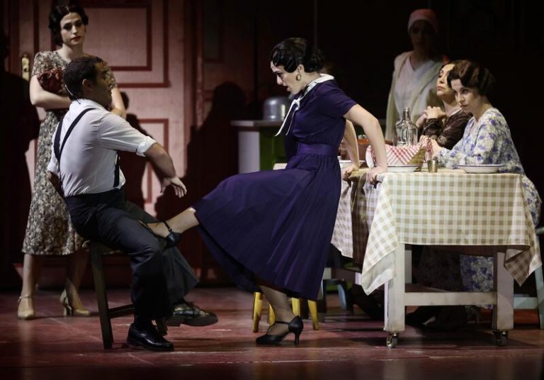 La productora ‘El Médico’ y ‘El tiempo entre costuras’ ofrecerá funciones solidarias de ambos musicales