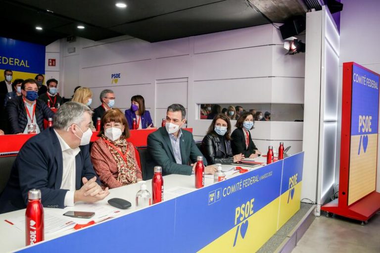 El PSOE carga contra Feijóo tras el acuerdo de gobierno entre PP y Vox en Castilla y León