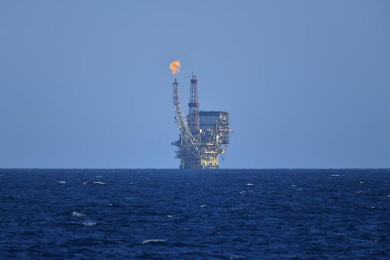 El gas cae por debajo de los 150 euros el MWh y el petróleo se mantiene por encima de los 110 dólares