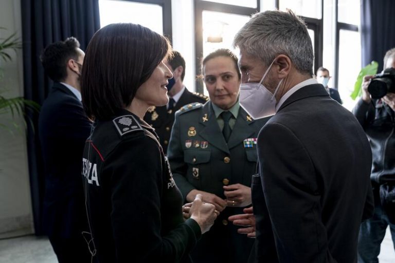 Marlaska llama a tomar «medidas innovadoras» que hagan las Fuerzas de Seguridad más atractivas a las mujeres