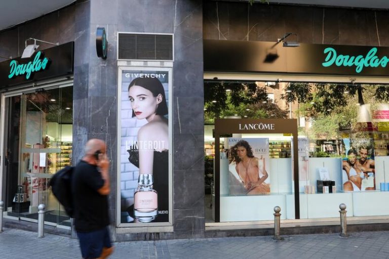 Sindicatos convocan huelga en Douglas tras anunciar el despido de 1.000 empleados
