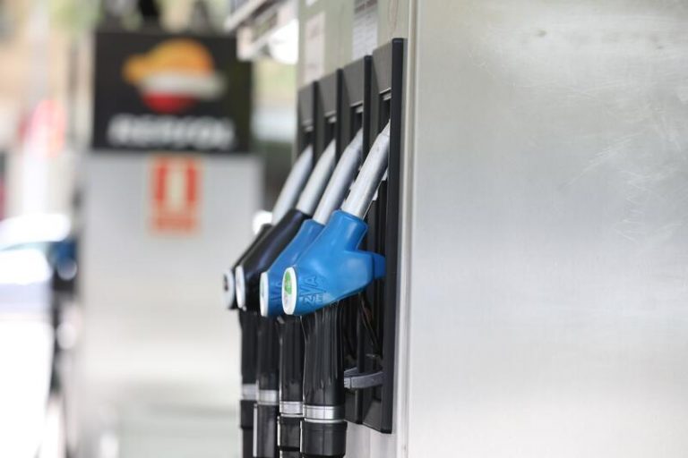 La OCU calcula que llenar un depósito es ahora 22 euros más caro que a comienzos de año
