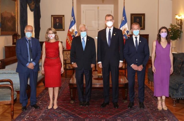 El Rey asiste a la toma de posesión del presidente electo de Chile, Boric y se reúne con el saliente, Piñera