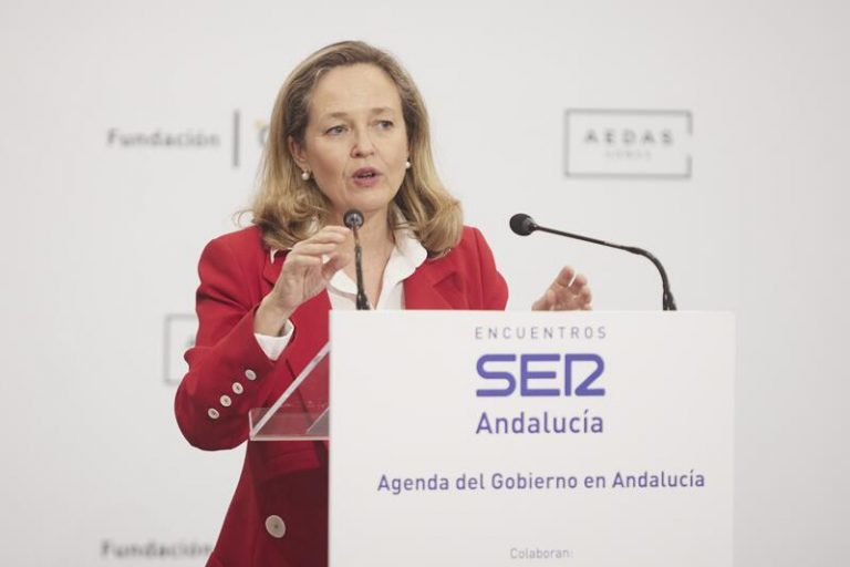Calviño aboga por limitar «cuanto antes» el precio de la luz para afrontar el «chantaje energético de Putin»