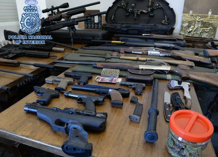Policía halla más de 30 armas y diversas drogas al desmantelar un punto de venta de droga en Moratalaz