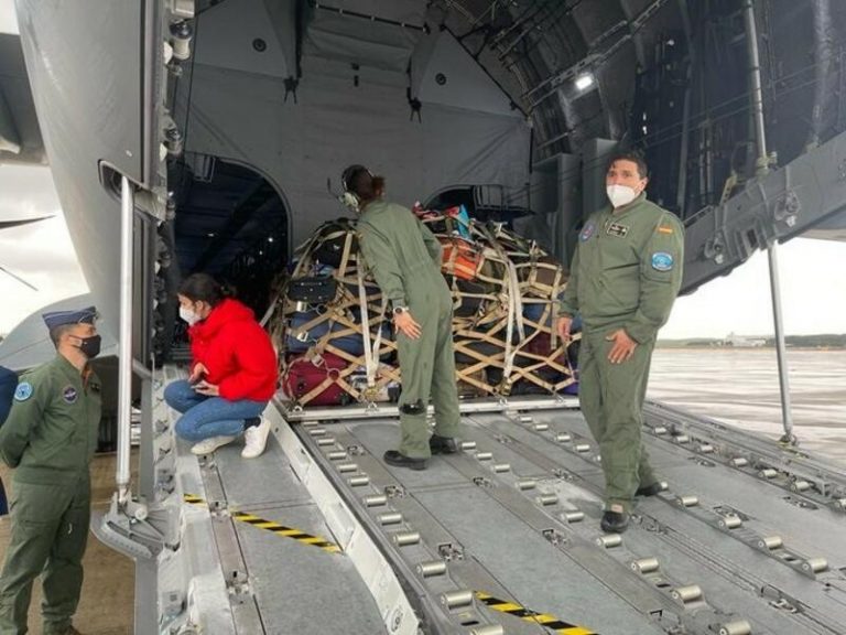 Aterriza en Madrid el vuelo con 25 niños ucranianos enfermos de cáncer y sus familias