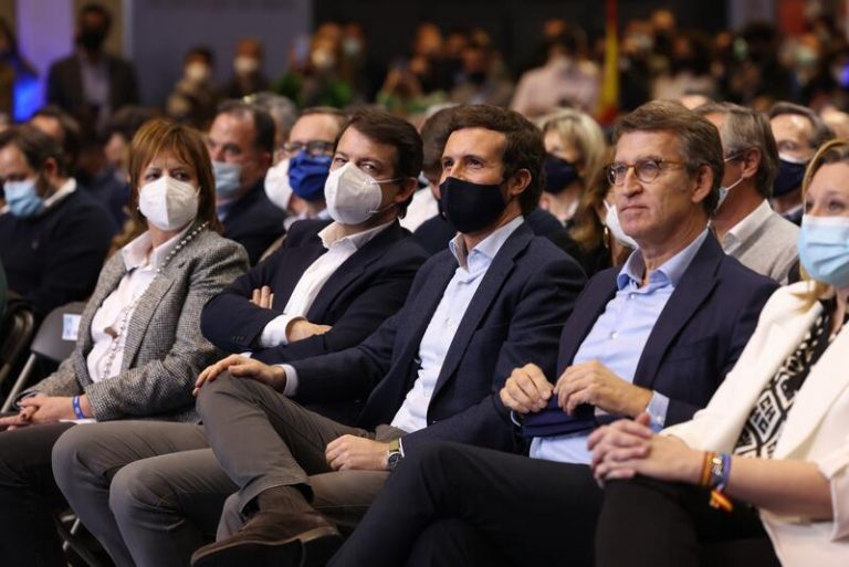 Sectores del PP muestran su «enfado» con Casado por presumir en Europa de no pactar con Vox