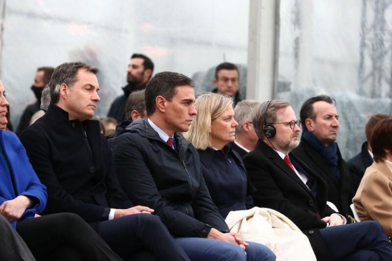 Sánchez asiste en Versalles al acto de conmemoración del día europeo de las víctimas del terrorismo