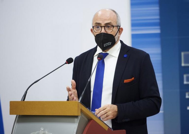Dimite el consejero de Sanidad de Cantabria, el socialista Miguel Rodríguez
