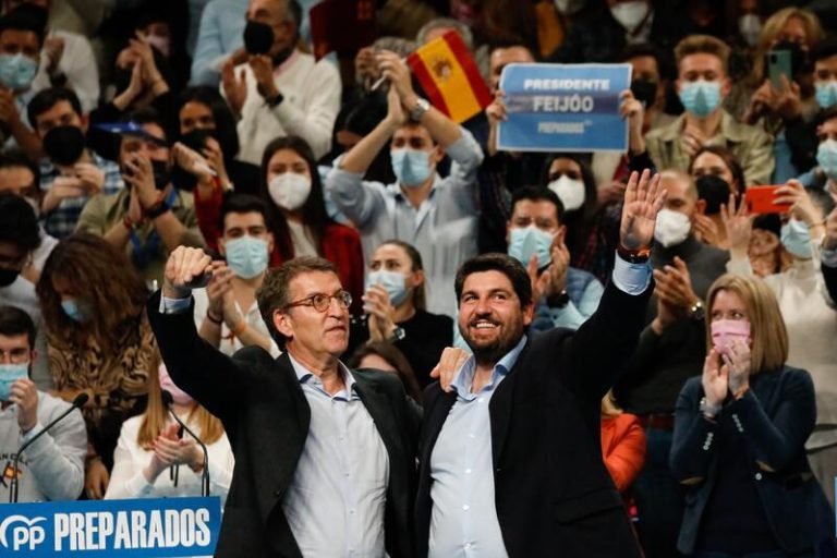 Feijóo defiende el legado del «acuerdo» de la Constitución y el papel del PP «al escribirla y defenderla»