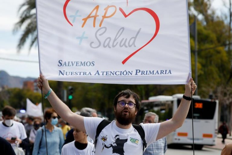 La ‘Marea Blanca’ vuelve a marchar por la ciudad de Murcia en defensa de la Atención Primaria