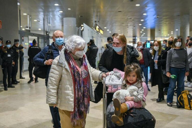 Familias ucranianas aterrizan en Valencia