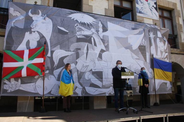 Gernika se concentra contra la guerra de Ucrania y pide «paz»