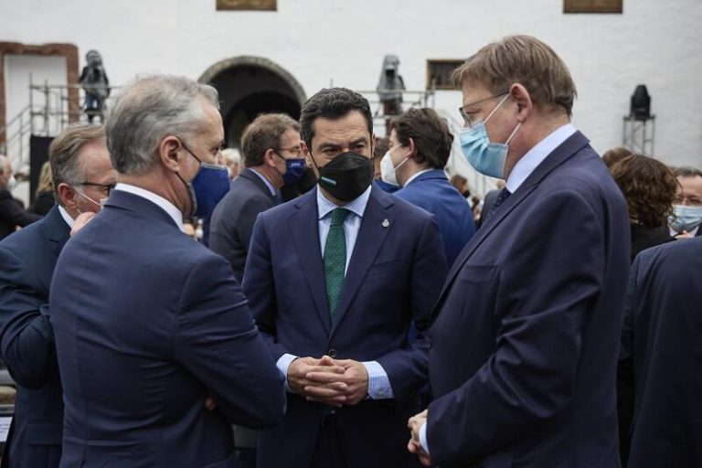 Moreno pide a Sánchez un fondo para las CCAA para la acogida de refugiados y que baje el IVA a la energía