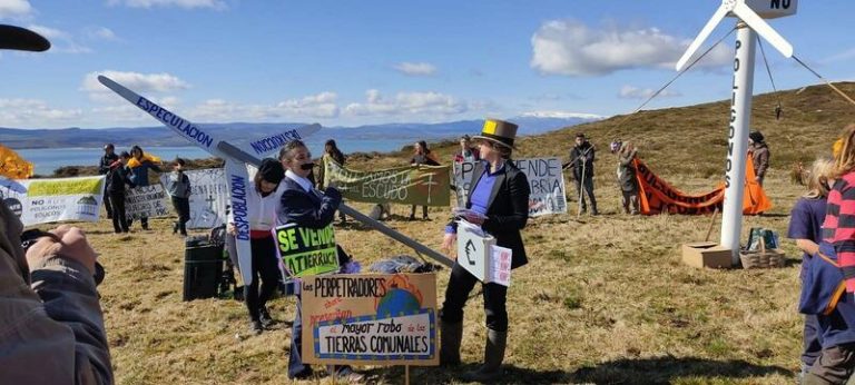 Una protesta contra el parque eólico del Escudo ‘derriba’ simbólicamente los futuros molinos