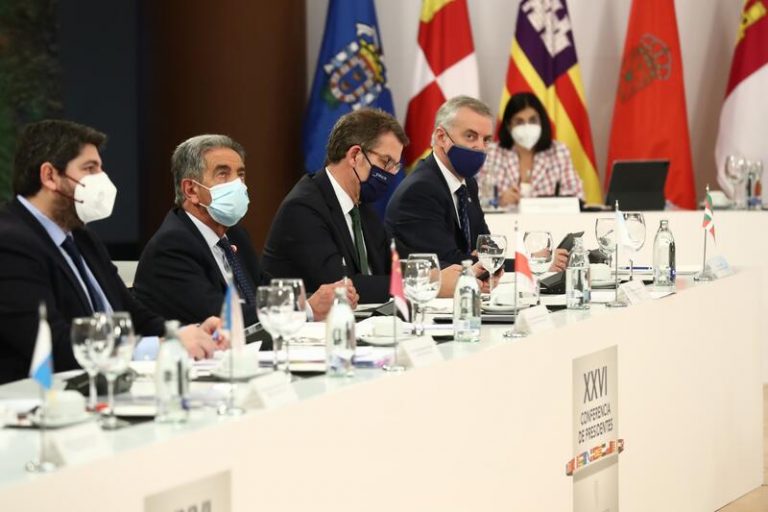 Feijóo insiste en La Palma en bajar impuestos y pide «recursos extra» para la atención de los refugiados ucranianos