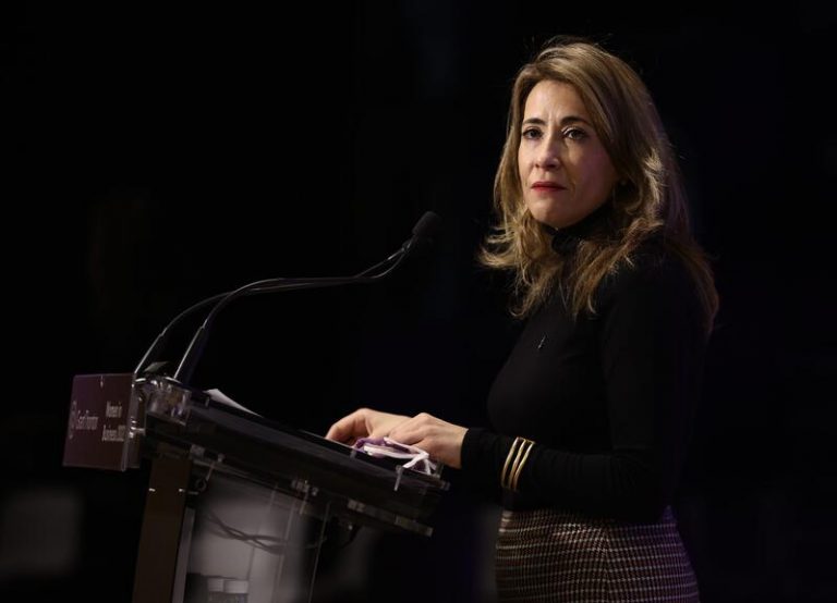 El Gobierno dice que el abastecimiento «está garantizado» y apela a la «calma» ante el paro de transportistas