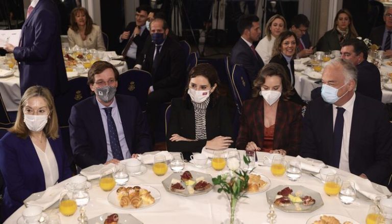 Pons dice que PP ha «superado su bloqueo» y está listo para gobernar, en un acto con Ayuso en el que exhiben sintonía