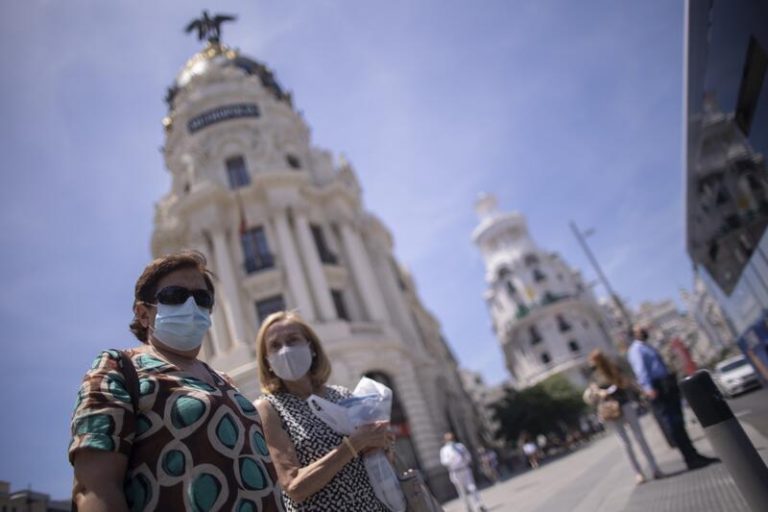 La incidencia acumulada en Madrid cae 2 puntos desde el viernes y baja a 222,54